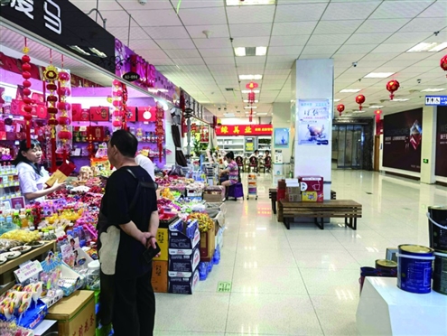 市民在人防商城内游玩